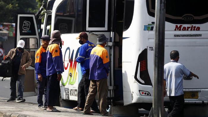 Terminal Kampung Rambutan mengalami penurunan jumlah penumpang saat pemberlakuan PPKM Darurat. Penurunan itu berpengaruh terhadap nasib porter di terminal tersebut.