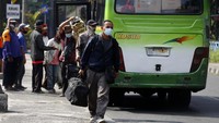 Para porter menawarkan diri membantu membawakan barang-barang berat milik para penumpang bus.