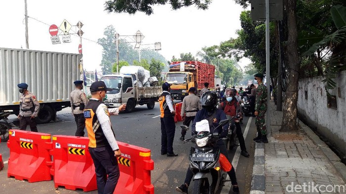 Pos penyekatan PPKM darurat di Jalan Daan Mogot, Jakbar