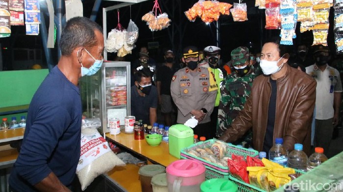 Satgas COVID-19 Lamongan terus melakukan monitoring pelaksanaan PPKM Darurat. Malam ini, mereka turba memantau lapak pedagang kaki lima (PKL).