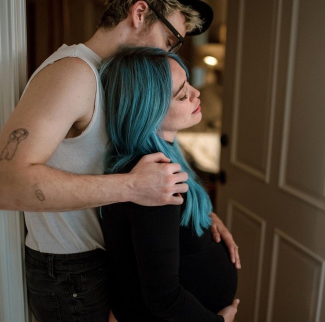 Empat bulan setelah melahirkan, Hilary Duff membagikan foto-foto intim proses kelahiran sang putri. Foto: Instagram/@hilaryduff