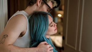 8 Momen Intim Hilary Duff Melahirkan di Rumah dengan Metode Water Birth