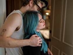 8 Momen Intim Hilary Duff Melahirkan di Rumah dengan Metode Water Birth