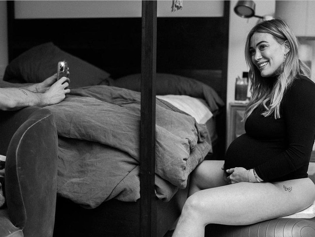 “Pengalaman yang merepotkan, ajaib, menakjubkan,” tulisnya pada caption foto. Foto: Instagram/@hilaryduff