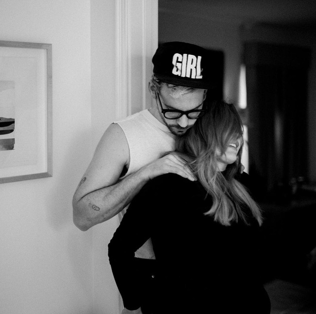 Sang suami, Matthew Koma, juga turut hadir memberikan dukungan untuk Hilary Duff. Foto: Instagram/@hilaryduff