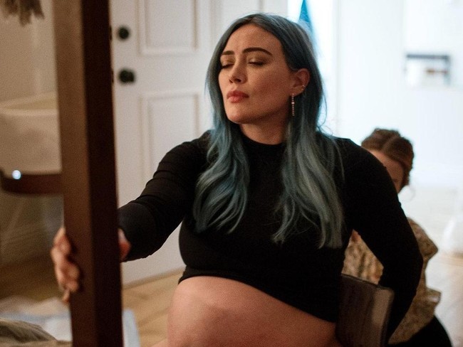 Aktris 33 tahun itu tampak cantik mengenakan kaus turtle neck hitam. Sementara wajahnya dipulas makeup tipis. Foto: Instagram/@hilaryduff