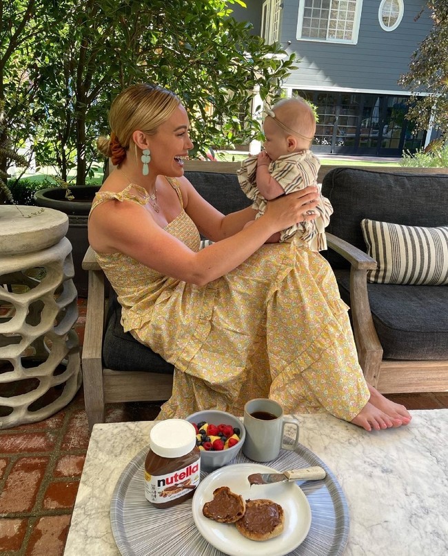 Mae James merupakan anak kedua dari pernikahannya bersama Matthew Koma. Persalinan anak pertama mereka, Banks, pun dilakukan di rumah. Foto: Instagram/@hilaryduff