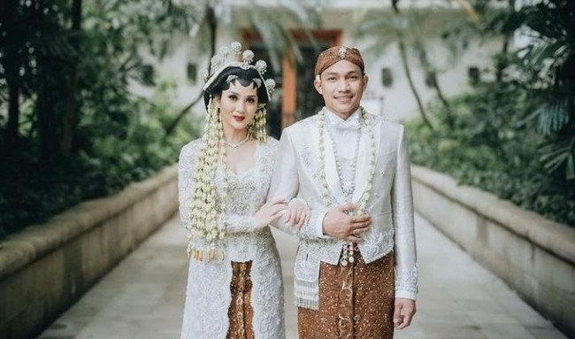 Inilah momen pernikahan Audi Pratama dan Rachel Theresia yang digelar di Hotel Dharmawangsa, Jakarta. Resepsi pernikahan Audi dan Rachel dimeriahkan penyanyi Rossa dan Titi DJ.  Foto: Instagram