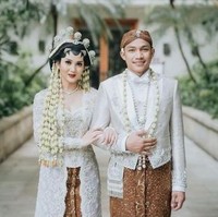 Inilah momen pernikahan Audi Pratama dan Rachel Theresia yang digelar di Hotel Dharmawangsa, Jakarta. Resepsi pernikahan Audi dan Rachel dimeriahkan penyanyi Rossa dan Titi DJ.  Foto: Instagram