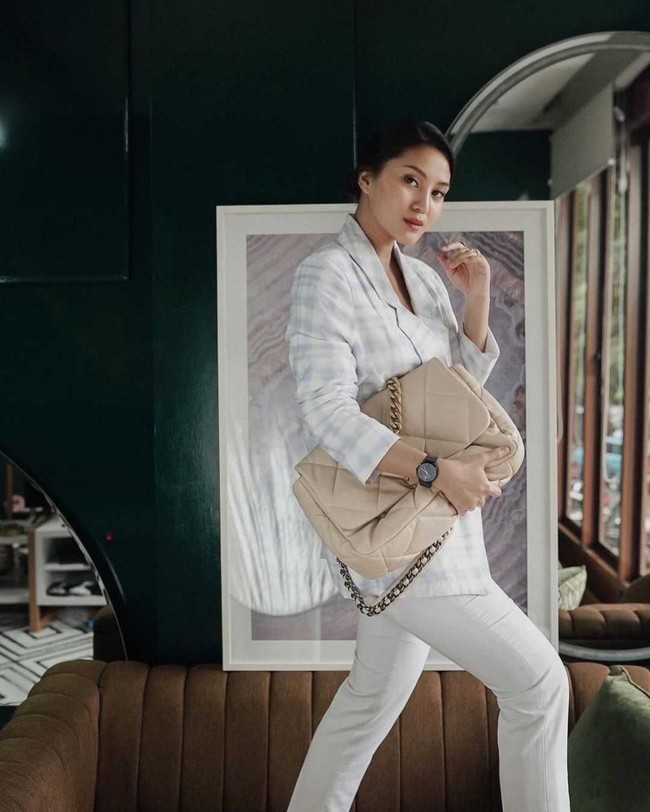 Rachel Theresia yang dikenal sebagai Digital Creator sekaligus Fashion and Lifestyle Influencers kerap tampil sebagai model pemotretan dan fashion show.  Foto: Instagram