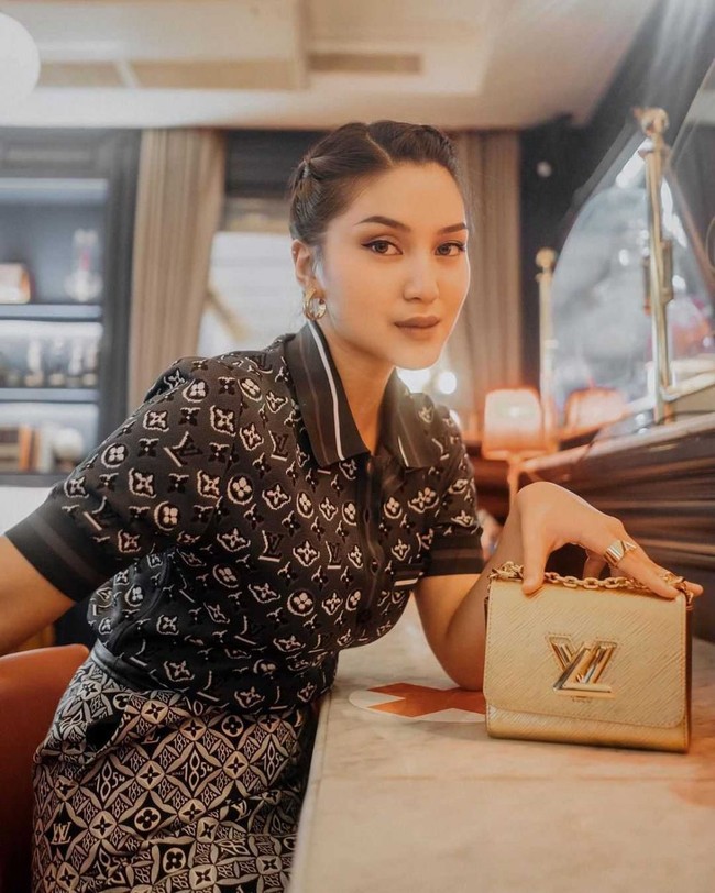 Rachel Theresia yang lahir pada 14 Januari 1997 kerap mengunggah foto #ootd atau endorse di Instagram sebelum kini akun media sosialnya tersebut menghilang. Seperti foto penampilannya ini, There mengenakan busana serba Louis Vuitton. Foto: Instagram