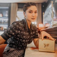 Rachel Theresia yang lahir pada 14 Januari 1997 kerap mengunggah foto #ootd atau endorse di Instagram sebelum kini akun media sosialnya tersebut menghilang. Seperti foto penampilannya ini, There mengenakan busana serba Louis Vuitton. Foto: Instagram