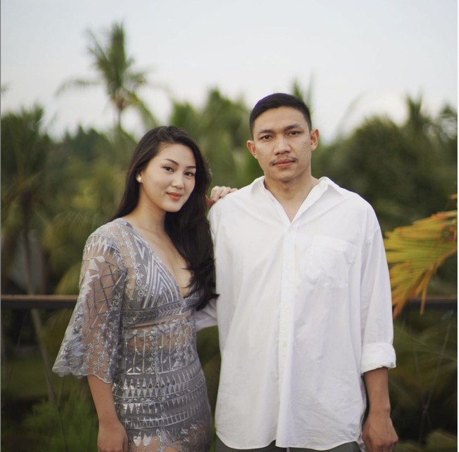 Rachel Theresia merupakan istri dari putra Menteri Koordinator Bidang Perekonomian Airlangga Hartarto, Audi Pratama. Audi dan wanita yang akrab disapa There itu menikah pada 11 April 2021. Foto: Instagram