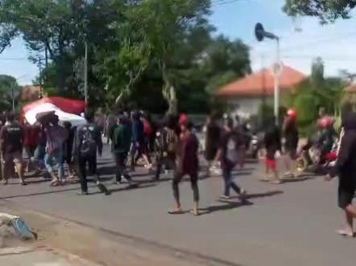 Ratusan remaja diamankan ke Mapolres Pasuruan Kota setelah berbuat onar. Mereka diduga termakan seruan di medsos soal aksi tolak PPKM Darurat.