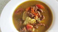 Kambing garang masak khas Solo ini berkuah rempah lengkap dan sedap. Disebut garmas, dengan isian kol dan tomat. Mantul dimakan hangat. Cara membuatnya bisa dilihat di sini! Foto: detikfood/odilia