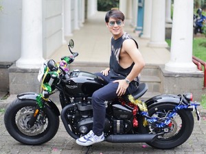 Rizky Billar dapat Kado Istimewa dari Lesty Kejora, Moge Triumph Bergaya Bobber