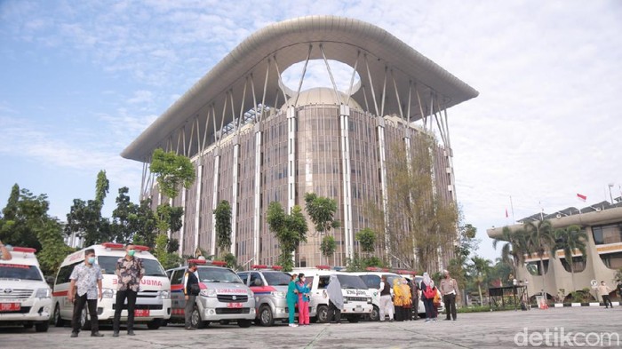 Satgas COVID-19 Provinsi Riau menurunkan 60 ambulans untuk menjemput masyarakat yang menjalani isolasi mandiri usai terpapar virus Corona. (Raja Adil/detikcom)