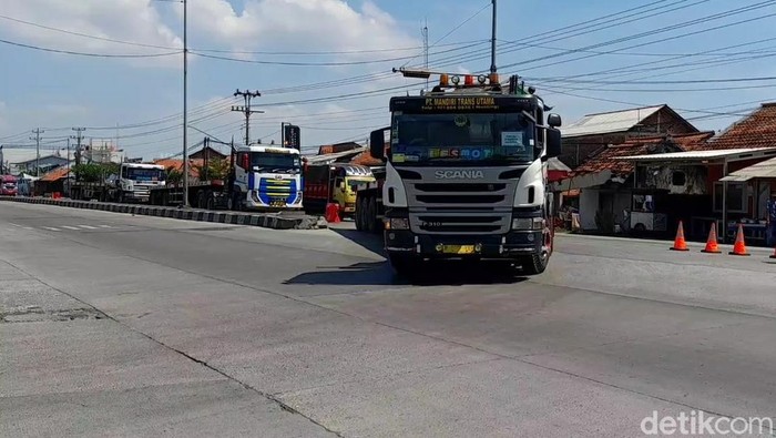 Sehari menjelang penutupan pintu masuk Jawa Tengah, jalur pantura di Kabupaten Brebes tampak dipadati kendaraan truk barang atau logistik.
