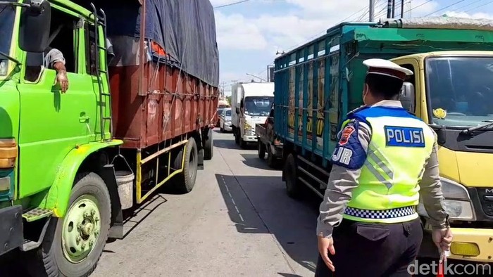 Sehari Jelang Ditutup, Pintu Masuk Jateng Langsung Padat Sehari menjelang penutupan pintu masuk Jawa Tengah, jalur pantura di Kabupaten Brebes tampak dipadati kendaraan truk barang atau logistik.