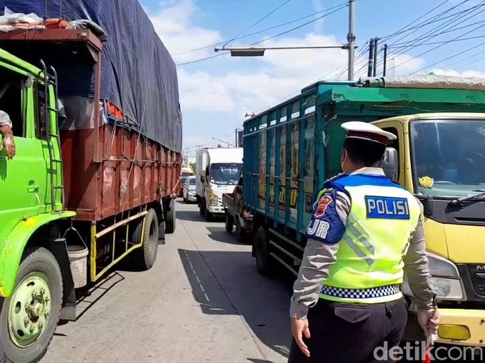 Sehari menjelang penutupan pintu masuk Jawa Tengah, jalur pantura di Kabupaten Brebes tampak dipadati kendaraan truk barang atau logistik.