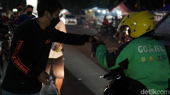 Sejumlah pemuda buka dapur darurat dan bagikan makanan gratis saat PPKM Darurat di Semarang.