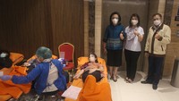 Direktur MRCCC Siloam dr. Adityawati Ganggaiswari, M.Biomed bersama dengan COO Siloam Hospitals Group Yuke Yolan Gunawan, dan Koordinator Bakti Sosial Donor Darah Marudut Silalahi menyaksikan kegiatan Bakti Sosial Donor Darah yang bekerjasama dengan PMI DKI Jakarta dalam rangka perayaan HUT Ke-10 MRCCC Siloam Semanggi yang jatuh pada 7 Juli lalu, Jakarta, Rabu (14/7/2021).