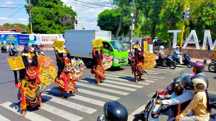 Seniman Jaranan Buto Banyuwangi Kampanye Protokol Kesehatan di Jalanan