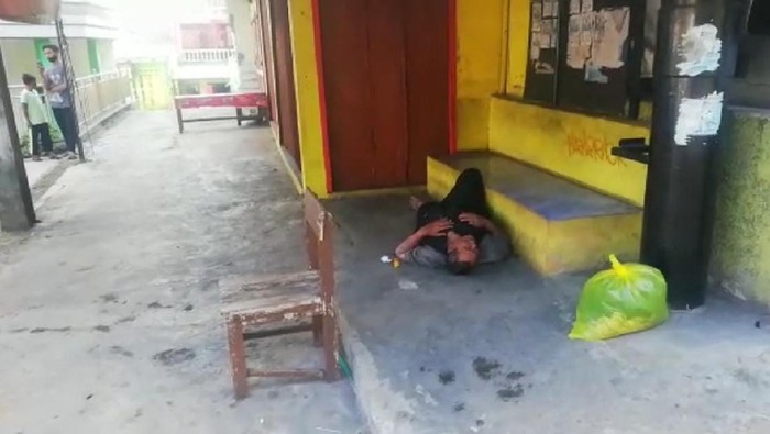Seorang tunawisma positif COVID-19 tergeletak di emperan toko di Kota Banjar