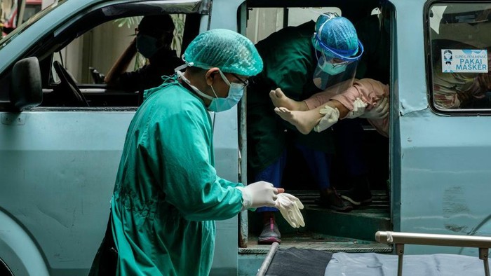 Di tengah tingginya lonjakan kasus COVID-19 di Indonesia, membuat para dokter muda menjadi garda terdepan untuk merawat dan mengobati para pasien.