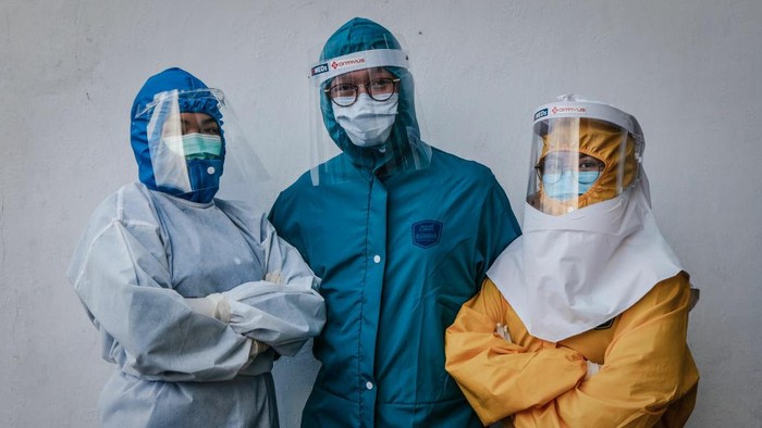Sepak Terjang Dokter Muda di Tengah Lonjakan Corona Di tengah tingginya lonjakan kasus COVID-19 di Indonesia, membuat para dokter muda menjadi garda terdepan untuk merawat dan mengobati para pasien.
