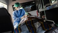 Penambahan kasus COVID-19 harian yang mencapai angka 50 ribuan kasus bahkan membuat Indonesia menjadi negara dengan kasus tertinggi di dunia. Tambahan kasus 56.757 di Indonesia ini makin mengkhawatirkan. Skenario terburuk dalam penanganan pandemi COVID-19, yang sebelumnya diungkapkan oleh Menteri Koordinator Kemaritiman dan Investasi (Menko Marves) Luhut Binsar Pandjaitan sudah dijalankan. Skenario terburuk tersebut dijalankan agar angka kasus harian Corona tidak sampai menyentuh 100 ribu kasus. Luhut pun mengungkapkan sejumlah langkah yang telah dilakukan pemerintah, salah satunya mengamankan stok vaksin sejumlah 480,7 juta dosis. Di mana pemerintah menargetkan 1 juta vaksinasi per hari. Getty Images.