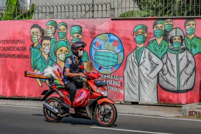 Di tengah tingginya lonjakan kasus COVID-19 di Indonesia, membuat para dokter muda menjadi garda terdepan untuk merawat dan mengobati para pasien.