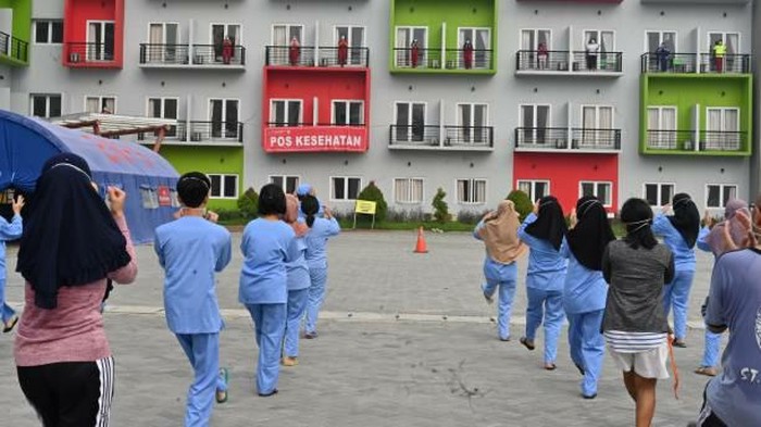 Di tengah tingginya lonjakan kasus COVID-19 di Indonesia, membuat para dokter muda menjadi garda terdepan untuk merawat dan mengobati para pasien.