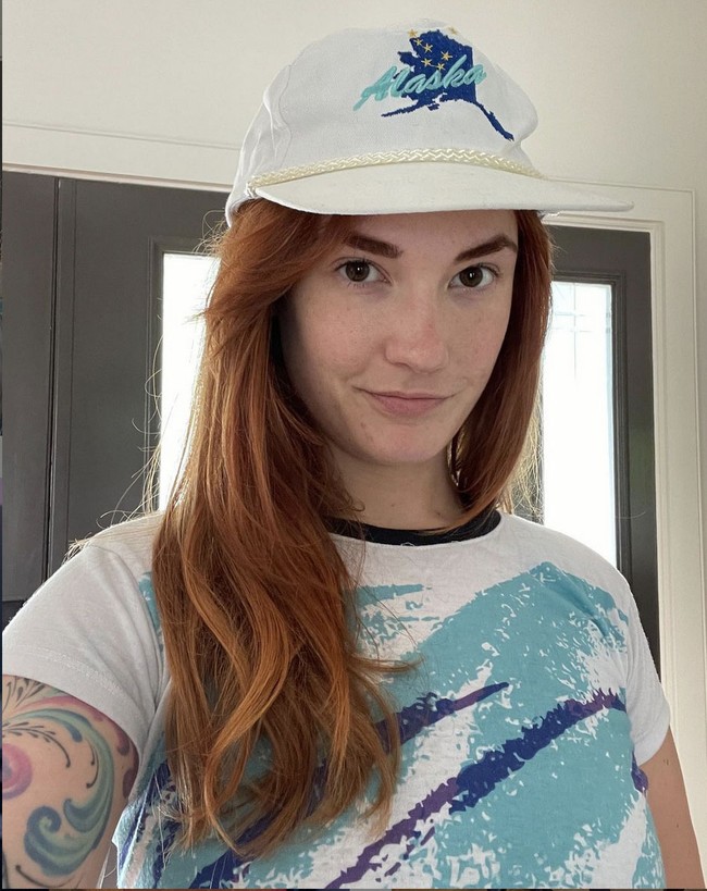 Wanita dengan tinggi badan 175 cm ini juga seorang atlet angkat besi. Namun publik lebih mengenalnya sebagai bintang film, selebgram dan penari. Foto: Instagram/@thesiridahl