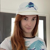 Wanita dengan tinggi badan 175 cm ini juga seorang atlet angkat besi. Namun publik lebih mengenalnya sebagai bintang film, selebgram dan penari. Foto: Instagram/@thesiridahl