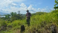 Pada masa prasejarah, puncak bukit atau tempat yang tinggi dianggap sebagai tempat sakral, dipercaya sebagai tempat tinggal roh nenek moyang. Ini situs megalitik Khulutiyauw