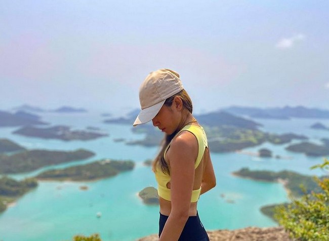 Wanita asal Hong Kong itu senang berwisata ke tempat-tempat eksotis. Foto: dok. Instagram/@hike.sofi