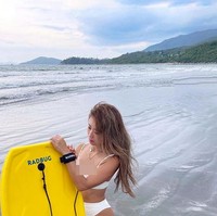 Inilah unggahan terakhir Sofia di Instagramnya pada Jumat (9/7/2021), sehari sebelum ia tewas. Dalam keterangan foto  saat dia di pantai itu menunjukkan bahwa dia tak sabar untuk menunggu akhir pekan tiba. 𝙱𝚎𝚝𝚝𝚎𝚛 𝚍𝚊𝚢𝚜 𝚊𝚛𝚎 𝚌𝚘𝚖𝚒𝚗𝚐. 𝚃𝚑𝚎𝚢 𝚊𝚛𝚎 𝚌𝚊𝚕𝚕𝚎𝚍: 𝚂𝚊𝚝𝚞𝚛𝚍𝚊𝚢 𝚊𝚗𝚍 𝚂𝚞𝚗𝚍𝚊𝚢, begitu keterangan fotonya. Foto: dok. Instagram/@hike.sofi