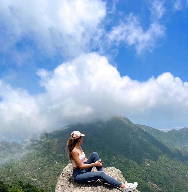Sofia terpeleset saat sedang foto-foto selfie di tebing air terjung di objek wisata alam Ha Pak Lai, Hong Kong. Dia kehilangan pijakan dan terjatuh ke dalam air sedalam lima meter. Sofia sempat dilarikan ke rumah sakit, namun nyawanya tidak bisa tertolong. Foto: dok. Instagram/@hike.sofi