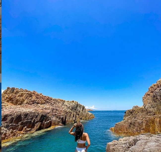 Di sejumlah fotonya, Sofia memang kerap berpose yang berisiko. Foto: dok. Instagram/@hike.sofi