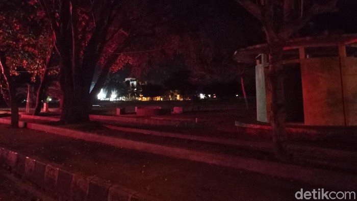 Suasana lapang Merdeka Pangandaran gelap gulita karena lampu sengaja dipadamkan oleh pemerintah.