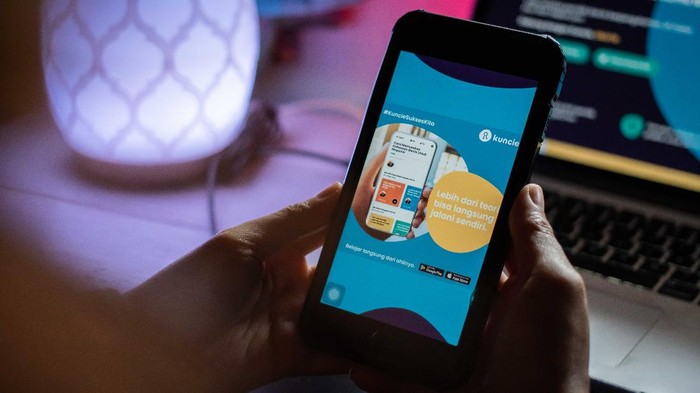 Kuncie adalah sebuah platform yang fokus dalam membuka potensi setiap talenta di Indonesia melalui pembelajaran maupun pengembangan keterampilan di berbagai bidang yang diminati langsung dari ahlinya.