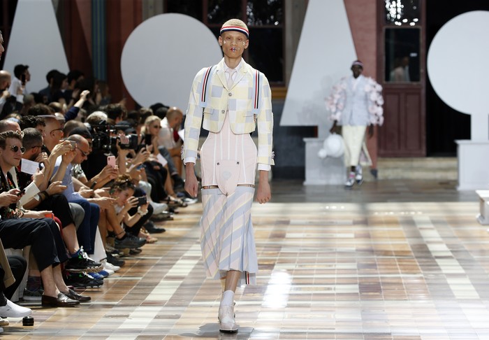 Tren Rok Pria PARIS, FRANCE - MARCH 01: (EDITORIAL USE ONLY) Models walk the runway during the Thom Browne as part of the Paris Fashion Week Womenswear Fall/Winter 2020/2021 on March 01, 2020 in Paris, France. (Photo by Thierry Chesnot/Getty Images)