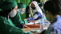 Menurut catatan, selama PPKM Darurat, kasus COVID-19 di Indonesia sempat mengalami lonjakan signifikan hingga menyentuh 54 ribu kasus per harinya. Pada hari Selasa (20/7) kasus COVID-19 tercatat bertambah 38.325, 29.791 kesembuhan, 1.280 orang meninggal. Grandyos Zafna/detikcom