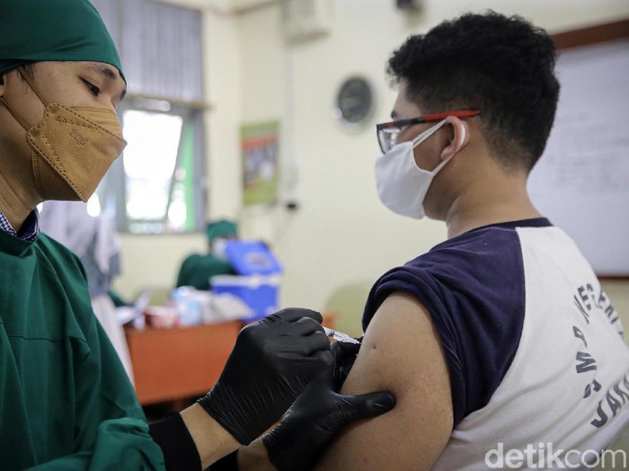 Program vaksinasi untuk para pelajar SMP dan SMA terus dikebut. Hari ini salah lokasi vaksinasi untuk anak berada di SMA 38, Lenteng Agung, Jakarta Selatan.