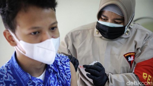 Program vaksinasi untuk para pelajar SMP dan SMA terus dikebut. Hari ini salah lokasi vaksinasi untuk anak berada di SMA 38, Lenteng Agung, Jakarta Selatan.