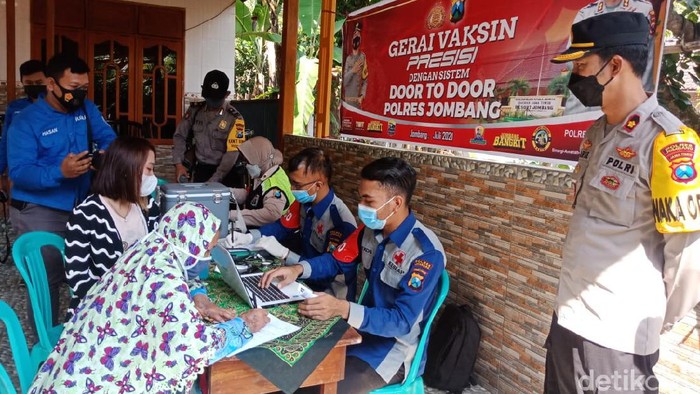 Polisi Jombang menerapkan strategi jemput bola untuk mempercepat vaksinasi COVID-19. Selain melayani antar-jemput lansia dan warga yang tinggal jauh dari fasilitas kesehatan, polisi juga membuka gerai vaksin presisi di desa sasaran.