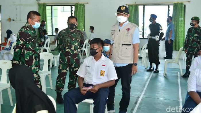 Vaksinasi COVID-19 bagi pelajar SMP dan SMA dimulai di Lamongan. Sebanyak 500 dosis vaksin disiapkan.