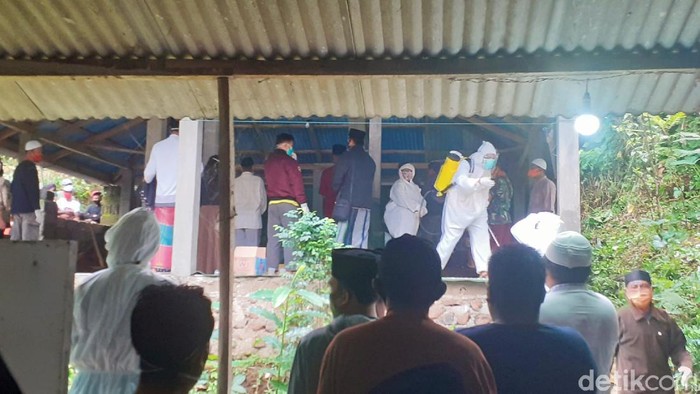 warga banyuwangi meninggal saat isoman