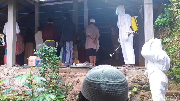 warga banyuwangi meninggal saat isoman